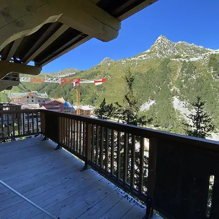 Stylish Ski-in Ski-out 3 Bed Apartment, Arc 1950