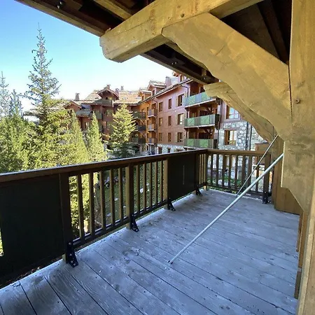 Stylish Ski-in Ski-out 3 Bed Apartment, Arc 1950